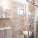 Bella Hotel *